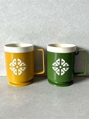 1970’s Chalet Plastic Mug Set Green & Yellow 8oz